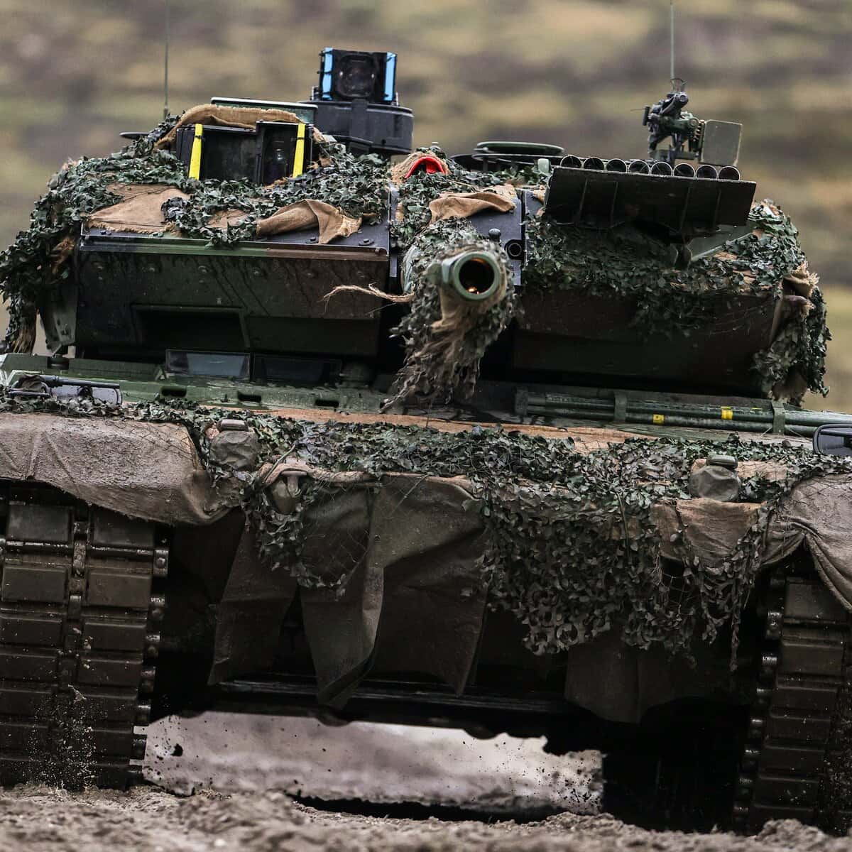 Фейк кремлевских СМИ: российские военные под Херсоном захватили и утопили в болоте танк Leopard