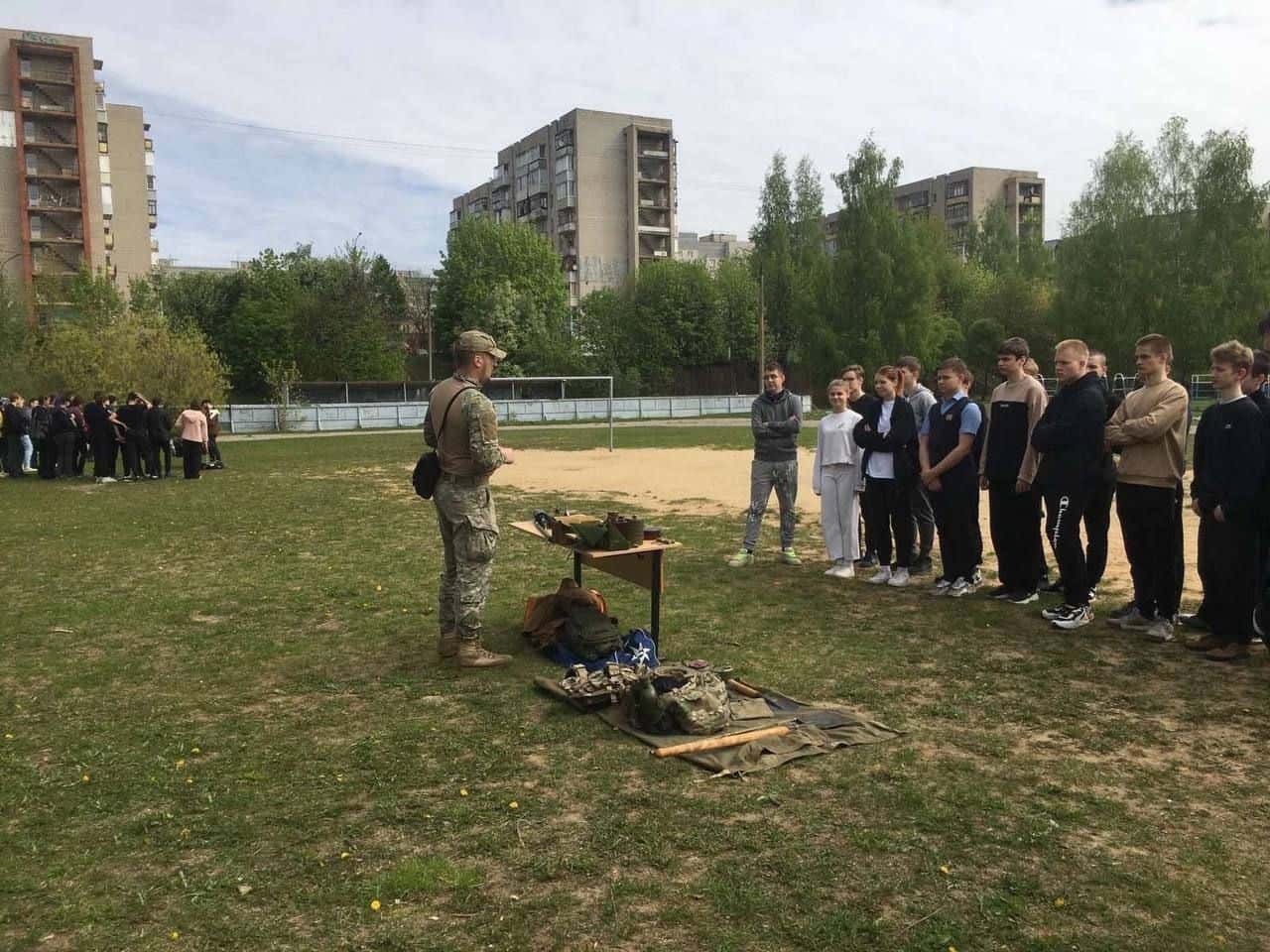 На «Дне призывника» владимирских школьников призвали «херачить хохлов» и идти воевать по контракту — «Довод»