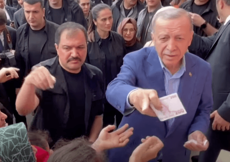 В Турции проходит второй тур президентских выборов. Эрдоган раздает деньги избирателям — видео