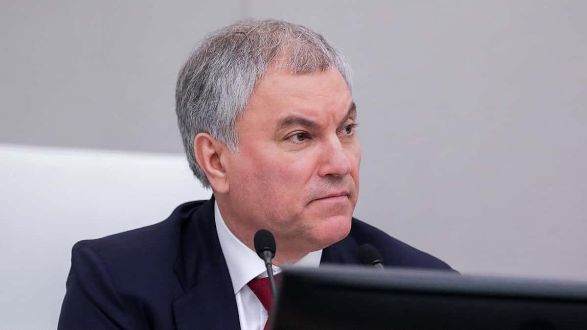 Минздрав не поддержал закон о запрете трансперехода, указав на возможный рост суицидов. Володин попросил не предлагать поправок к закону