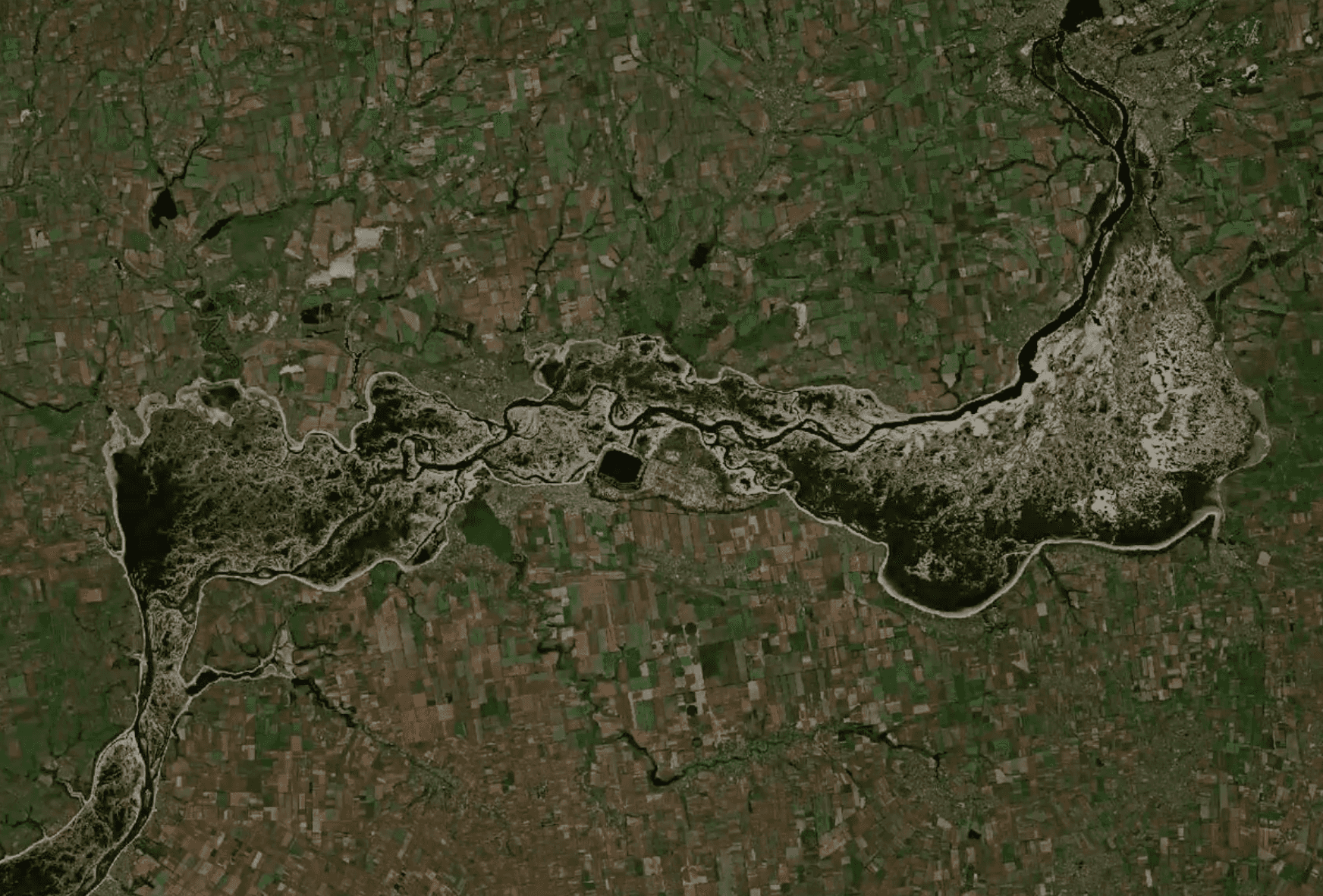 Каховское водохранилище высохло из-за прорыва плотины ГЭС. Об этом свидетельствуют спутниковые снимки