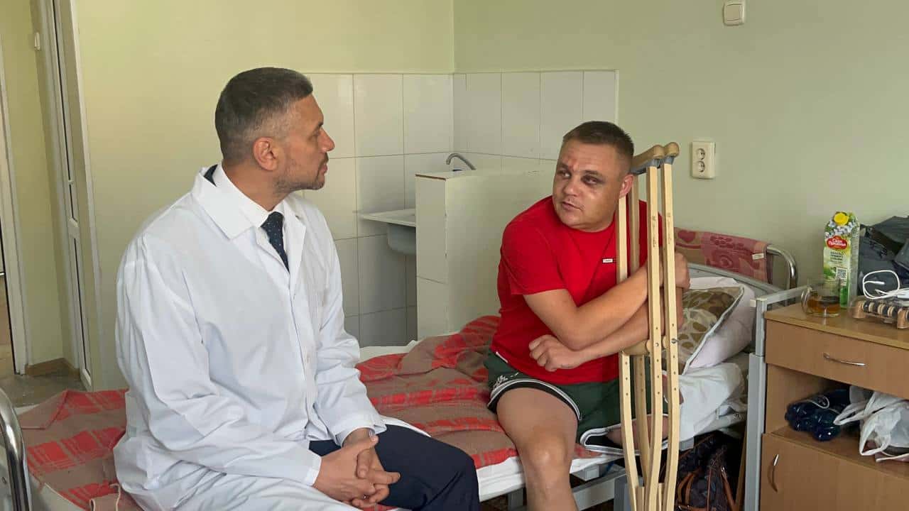 «Назвали убийцами, попытались сорвать награды». В Забайкалье избили одноногого вагнеровца, власти и Z-каналы требуют показательного суда