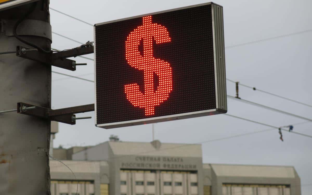 «Нет никакого стресса, что курс доллара приблизился к 100 рублям»: чиновники и парламентарии прокомментировали падение рубля