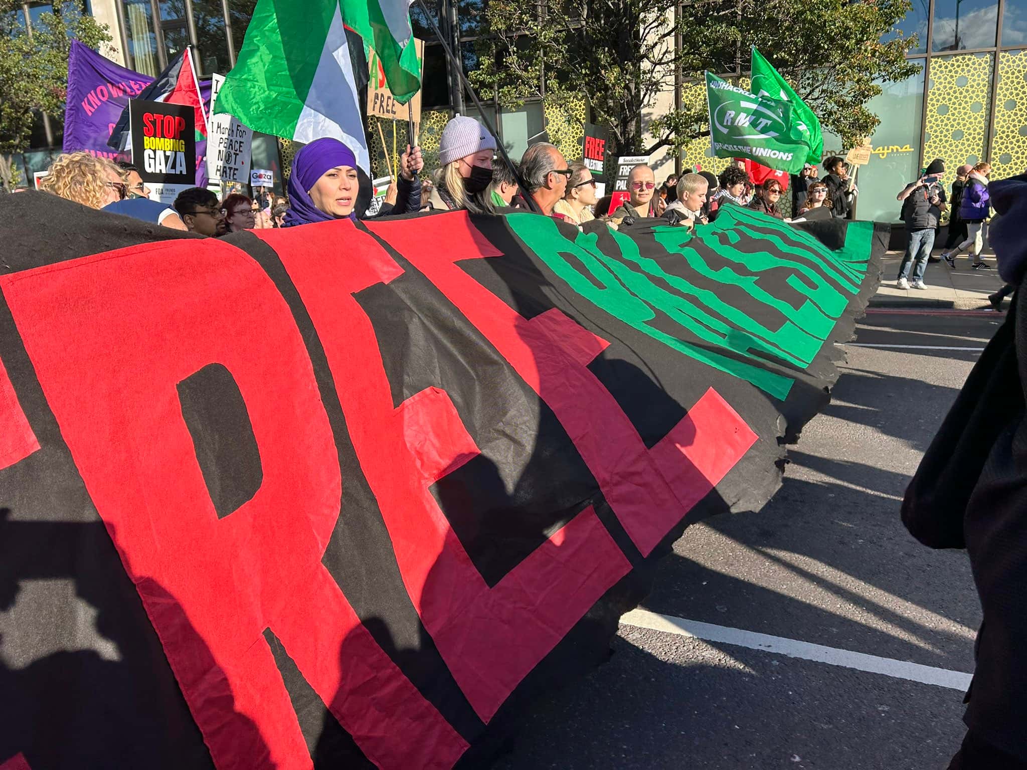 Марш в поддержку Палестины в Лондоне собрал 300 тысяч человек. Полиция задержала более сотни противников этой демонстрации