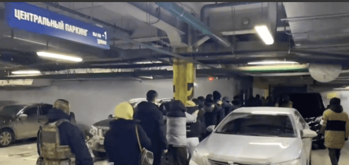 В Екатеринбурге силовики пришли с рейдом в ТЦ, чтобы найти мигрантов, недавно получивших российское гражданство, и раздать им повестки