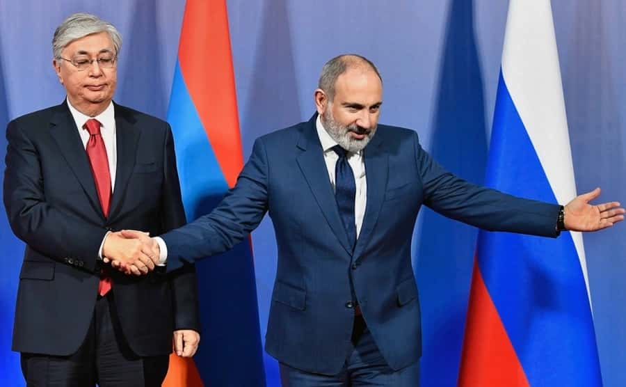 Лавировал да вылавировал. Почему Пашиняну удается удерживать позиции, несмотря на давление Москвы, Баку и оппозиции