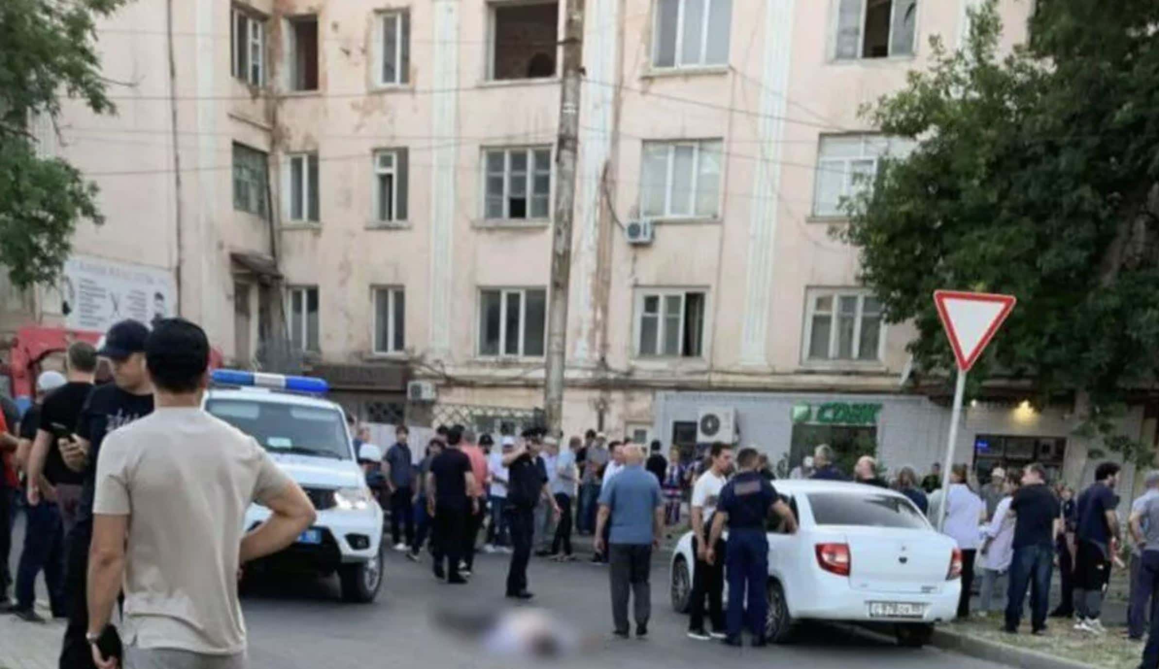 Число погибших при нападении террористов на Дербент и Махачкалу возросло до 20 человек — «112»