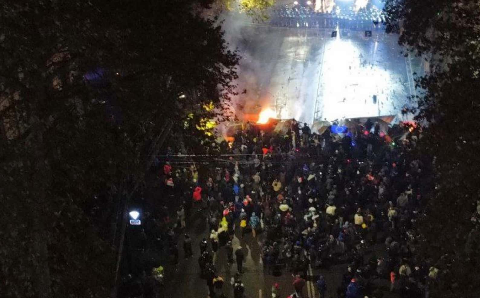 МВД Грузии: Во вторую ночь протестов из-за приостановки переговоров о вступлении страны в ЕС задержано более 100 человек