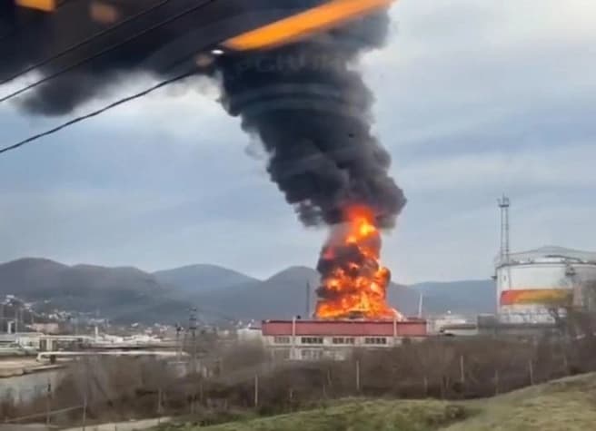 Пожар на нефтекомплексе в Туапсе, 14 марта. Фото: Telegram-канал «Сочи главный»