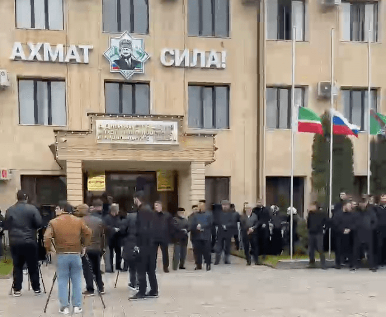 На митинге в Чечне выставили напоказ тело убитого подростка, которого Кадыров обвинил в нападении на пост ДПС