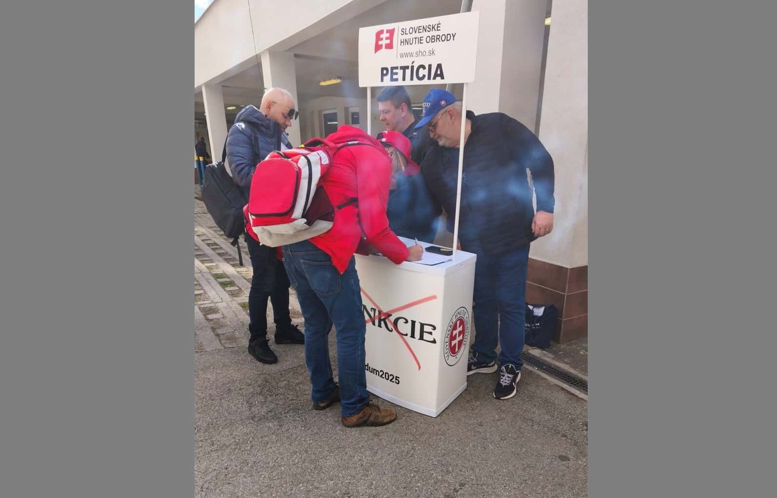 Захарова рассказала о «мнении народа Словакии» — петиции об отмене санкций. Подлинность подписей под петицией сомнительна