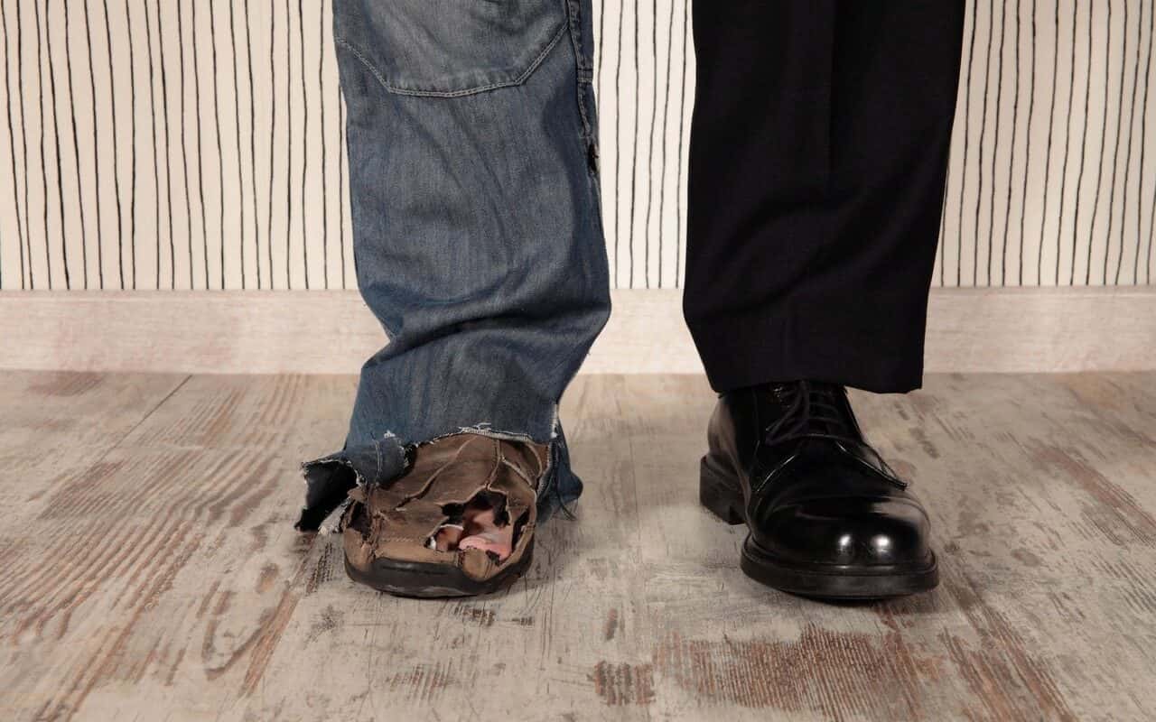 Кому вершки, кому корешки. На фоне рекордных прибылей банков в других отраслях начались банкротства и рекордные задержки зарплат