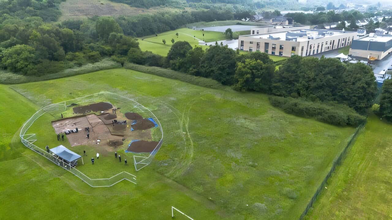 В Великобритании археологи-добровольцы обнаружили под полем для спортивных игр захоронение бронзового века