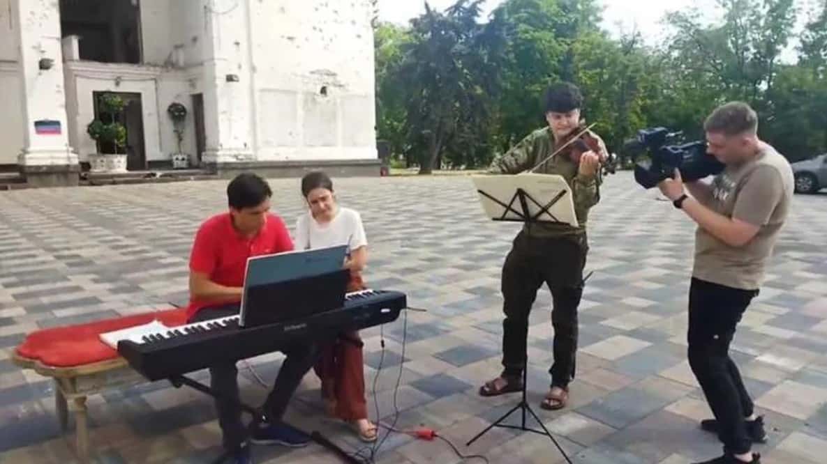 В Италии отменили концерт пианиста Романовского, который играл Моцарта у разрушенного драмтеатра в Мариуполе