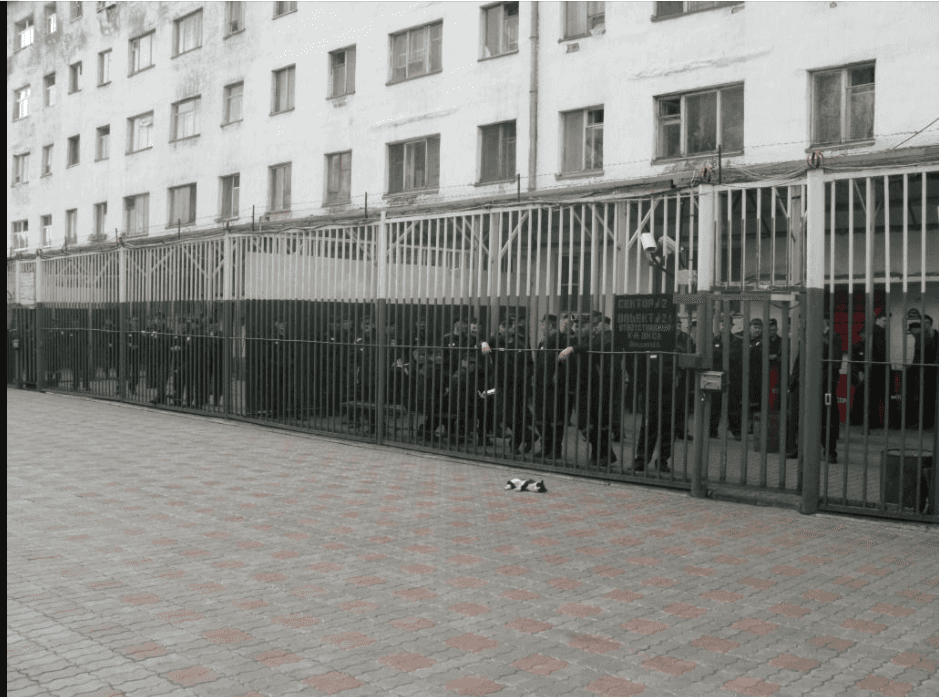 «Грушники часто сидят за наркоту, а чекисты — за крышевание» — исповедь зека из колонии для спецслужб и полицейских