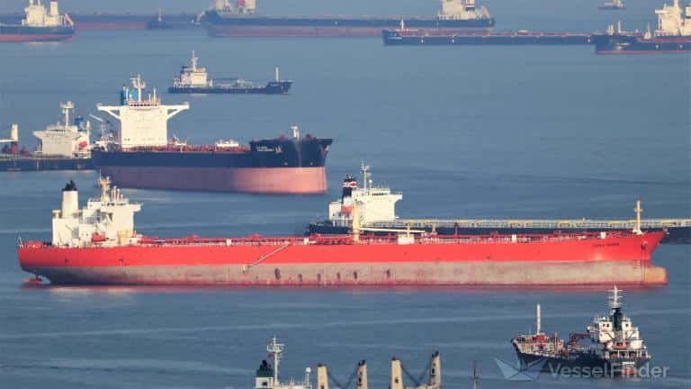 Следовавший в Индию танкер с российской нефтью сменил курс после ввода американских санкций — Bloomberg