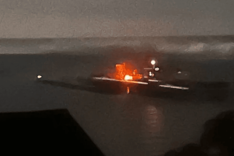 Фото: пожар на нефтяном терминале в Туапсе, 02.11.2025 / Exilenova+