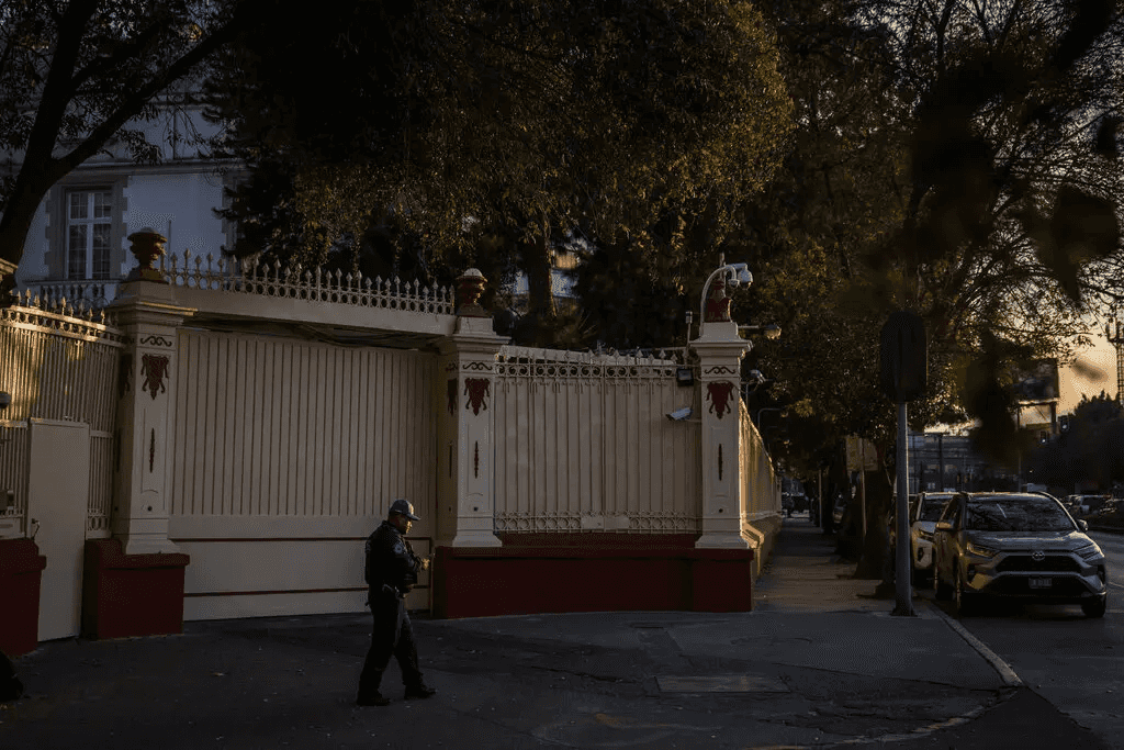 Власти Мексики отказались высылать из страны более двух десятков российских шпионов, о которых им сообщили США — NYT