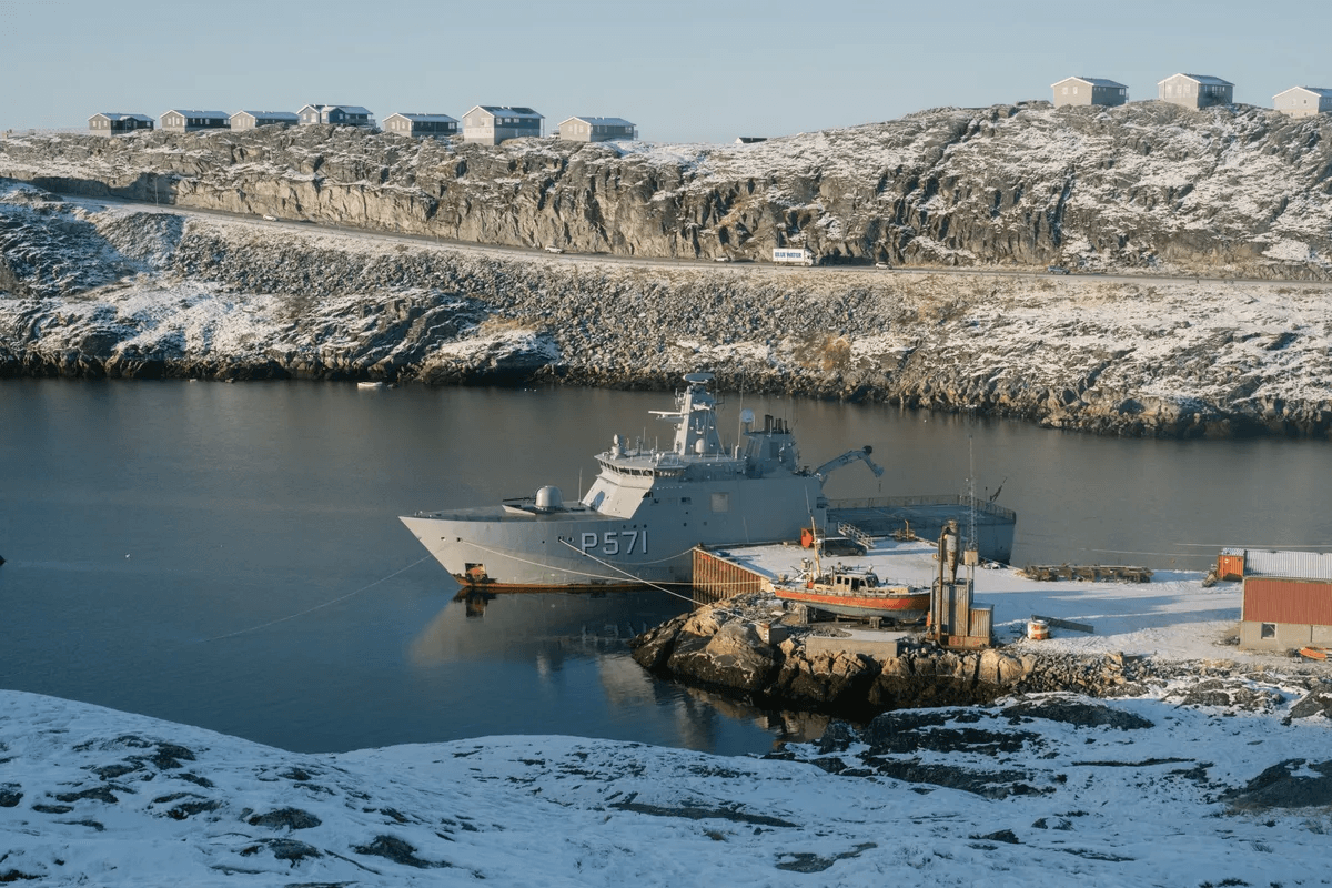Фото: патрульный корабль датского военно-морского флота в Нууке, Гренландия / Bloomberg