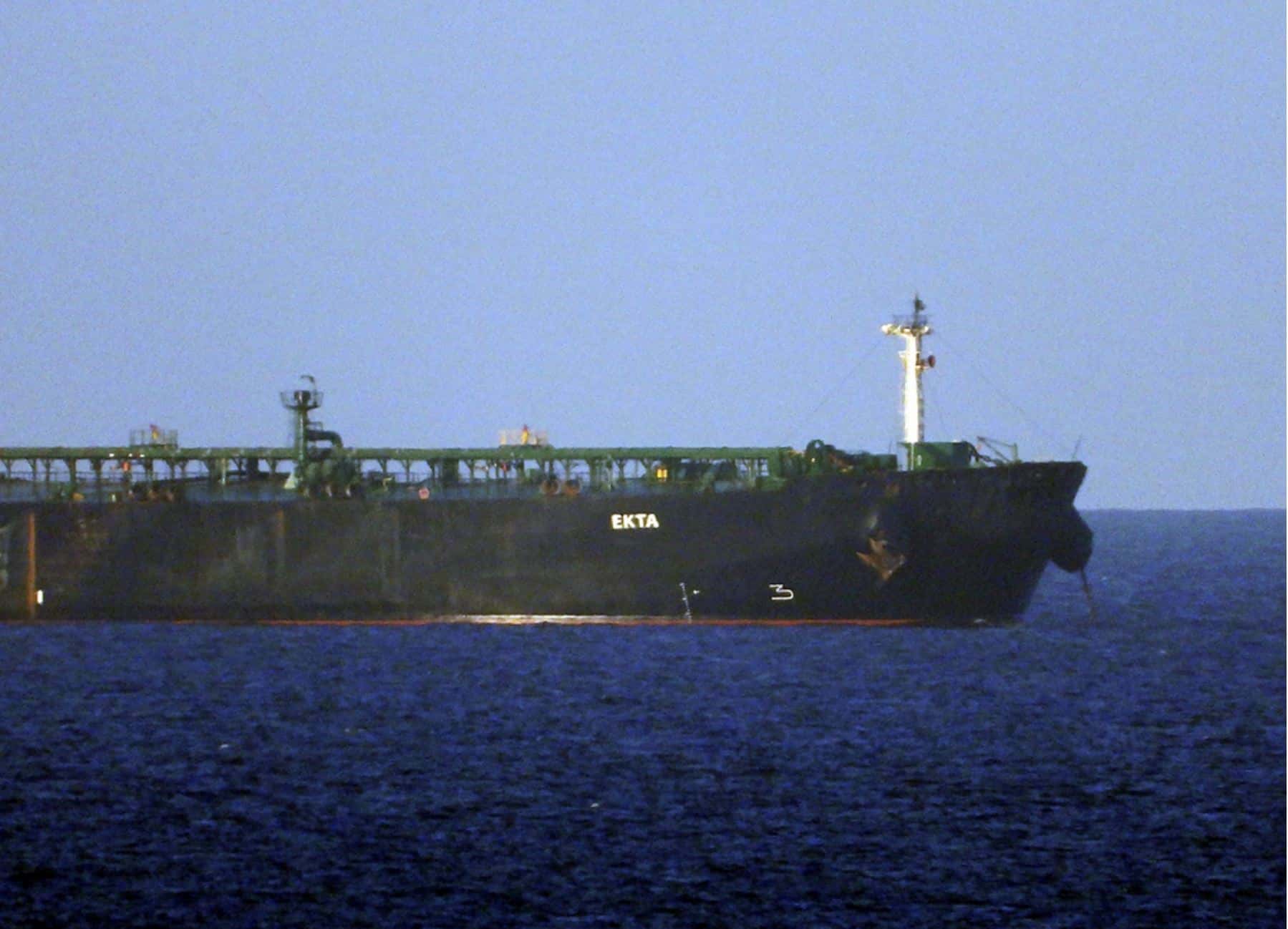 16 нефтяных танкеров в венесуэльских портах, на которые были наложены санкции США, скрыли свое реальное местоположение — NYT