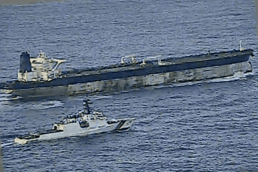 С начала января по меньшей мере 15 танкеров «теневого флота» сменили свои флаги на российские — WSJ