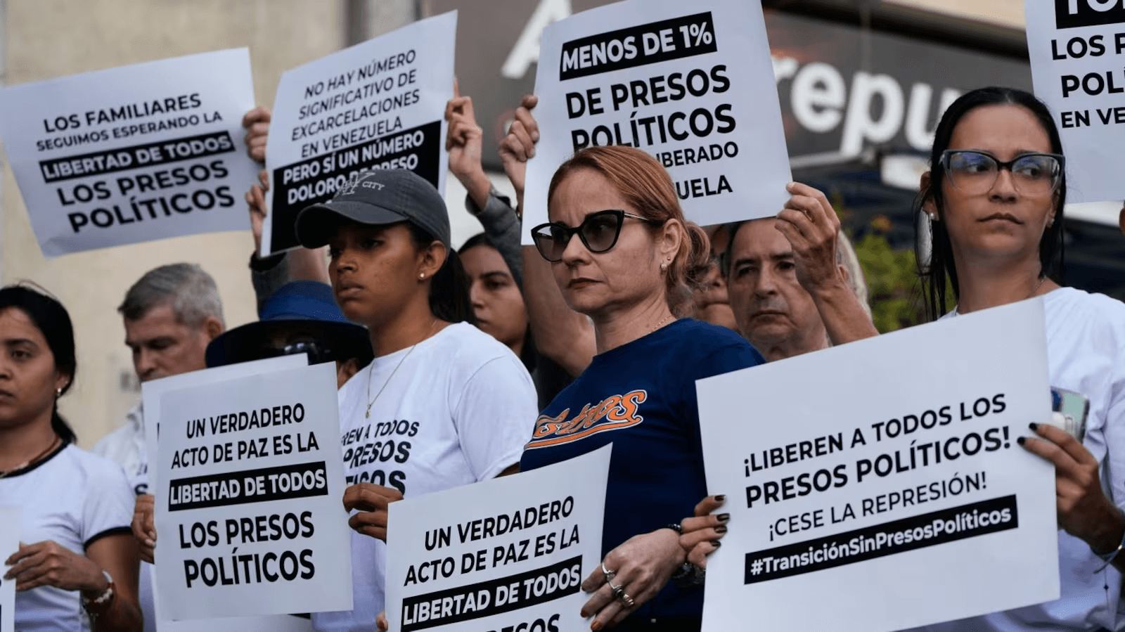 Фото: протест с требованием освобождения политзаключенных в Каракасе, январь 2026 / AP