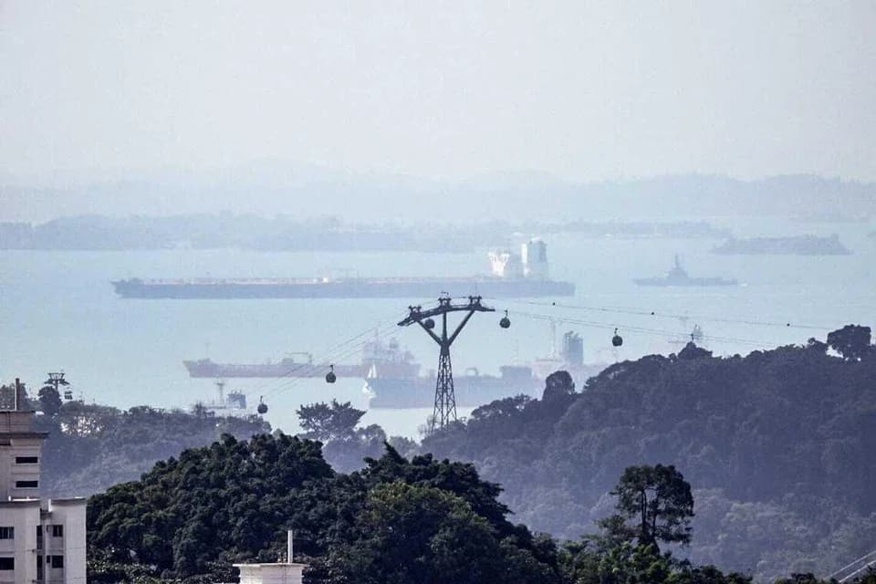 Танкер Rcelebra в водах у Сингапура. Фото: Remy Osman