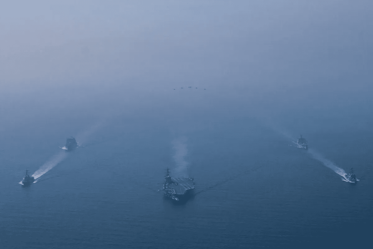 Фото: авианосец USS Abraham Lincoln с военными кораблями в Аравийском море, 6 февраля 2026 / ВМС США