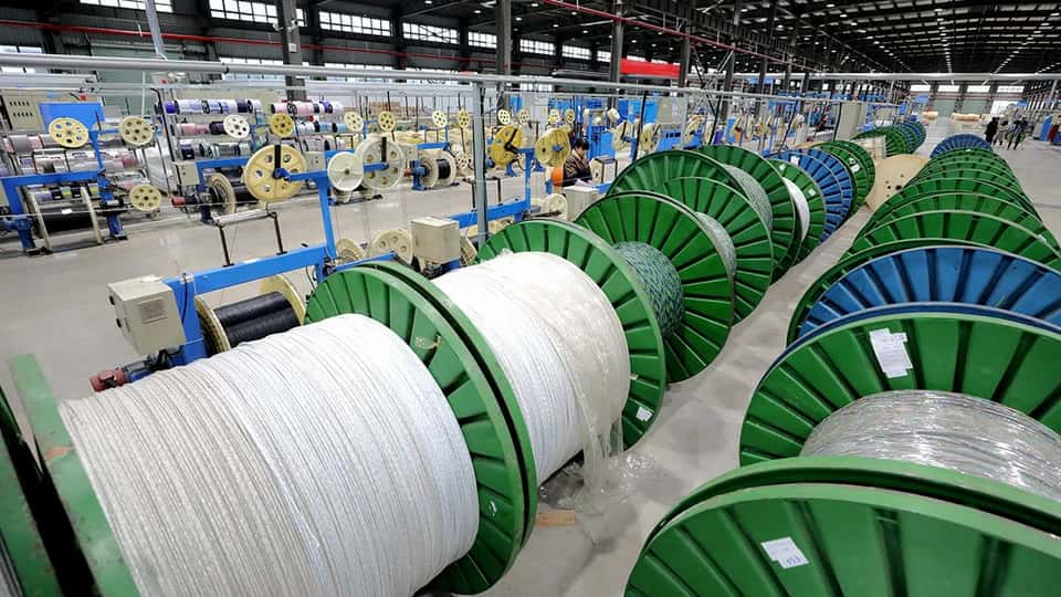 Россия в 10 раз за год увеличила импорт оптоволокна, которое используют для управления дронами. Российский завод прекратил работу после атак