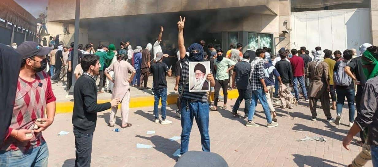 В Пакистане и Ираке протестующие пытаются прорваться в консульства США