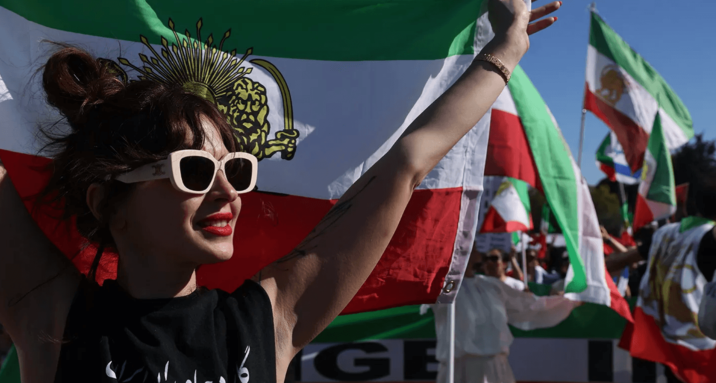 Иранцы по всему миру празднуют смерть Хаменеи