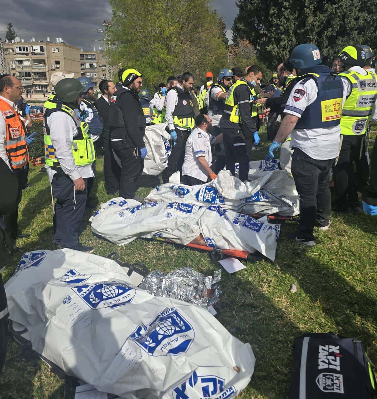 В израильском Бейт-Шемеше погибли как минимум 8 человек в результате попадания иранской ракеты в жилой дом
