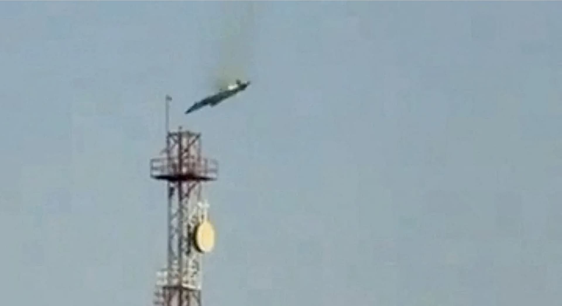 Cтоп-кадр из видеоролика, опубликованного в социальных сетях 2 марта 2026 года, горящий самолет падает с неба в Аль-Джахре, Кувейт. (Социальные сети/ REUTERS)