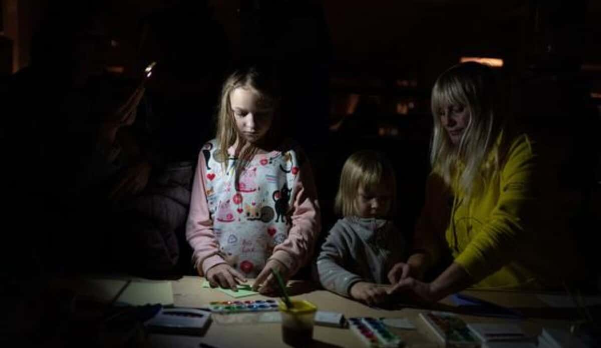 В Украине вступил в силу закон об обязательной эвакуации детей из зон боевых действий без согласия родителей