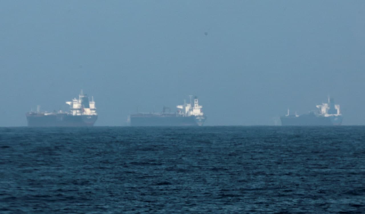 Фото: танкеры у побережья Фуджайры, ОАЭ, 3 марта 2026 / Reuters