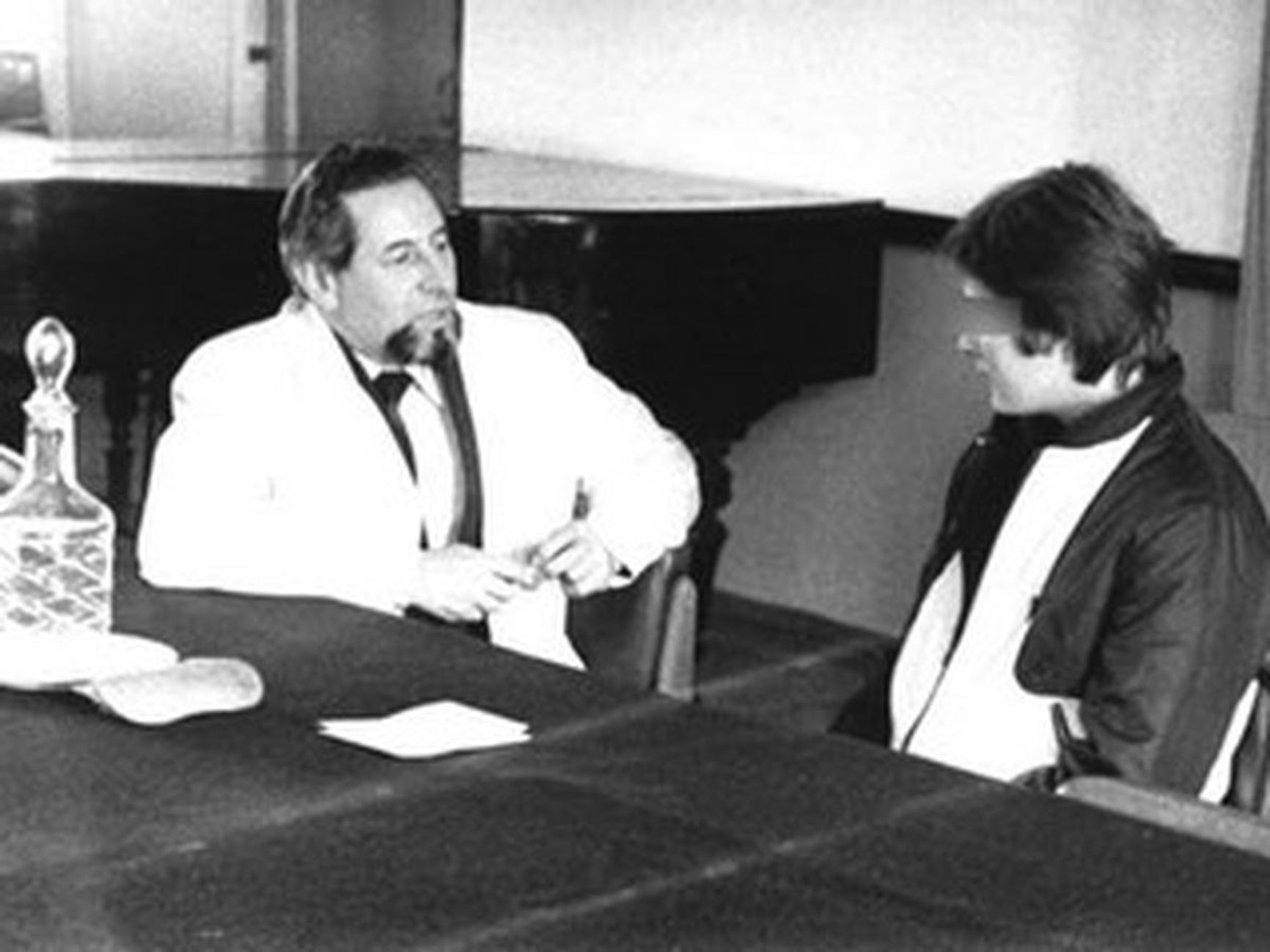 Арон Белкин на приеме с пациентом