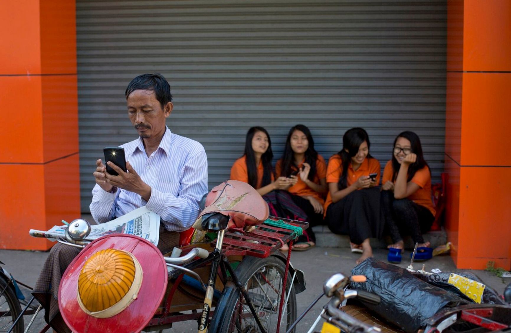 На улице в одном из городов Мьянмы