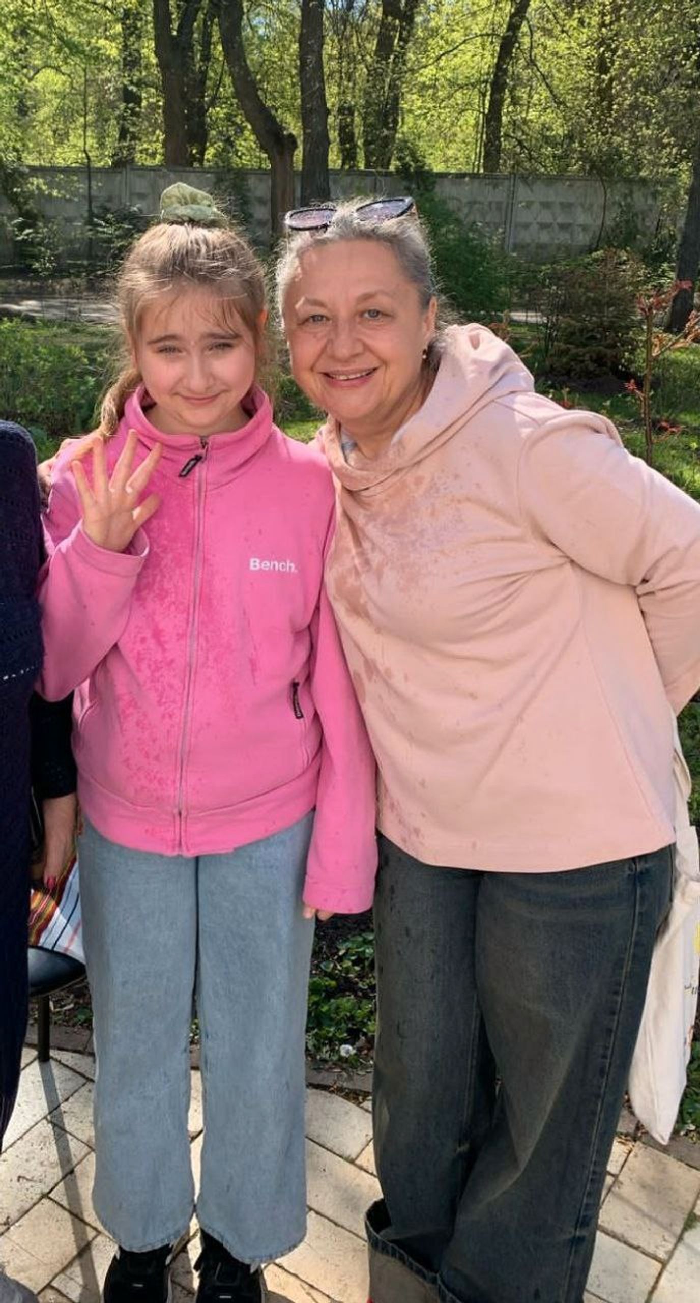 Наталья с Юлией Власовой,  чьей матери дали 18 лет колонии и которая до сих пор находится в плену