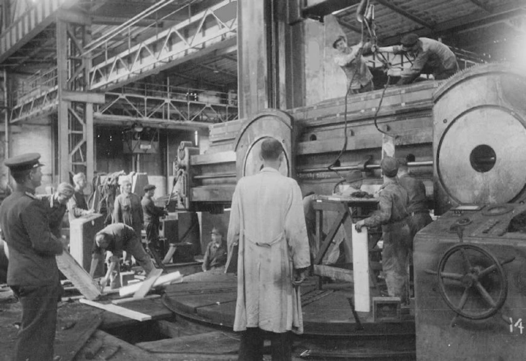 Демонтаж немецкого станка для вывоза в СССР, Дюссельдорф, 1946 год