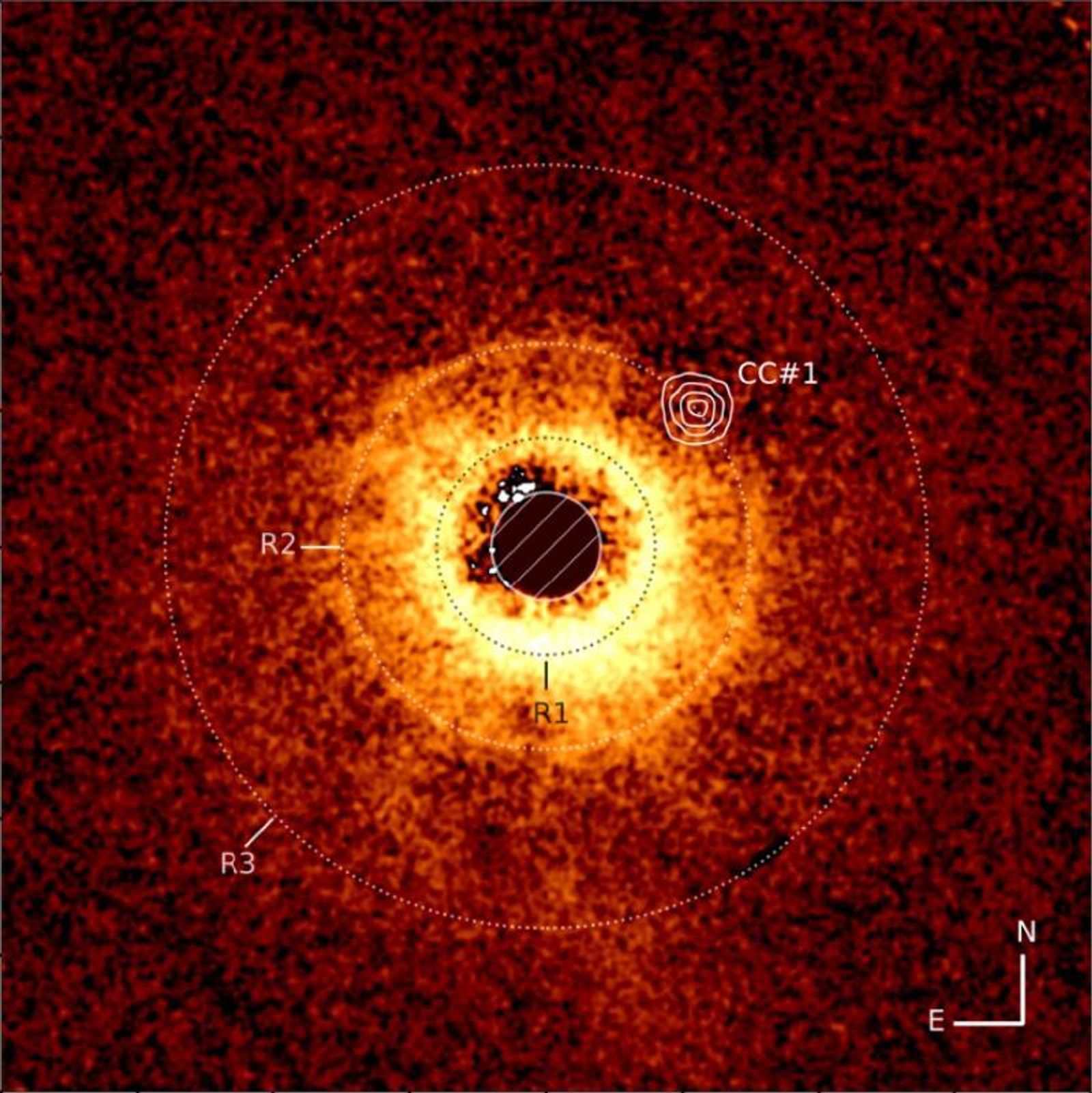 Изображение диска вокруг звезды TWA 7, полученное с помощью инструмента SPHERE «Очень большого телескопа» (VLT) Европейской южной обсерватории (ESO). Четко видно пустую область вокруг TWA 7 b в кольце R2 (объект CC #1)