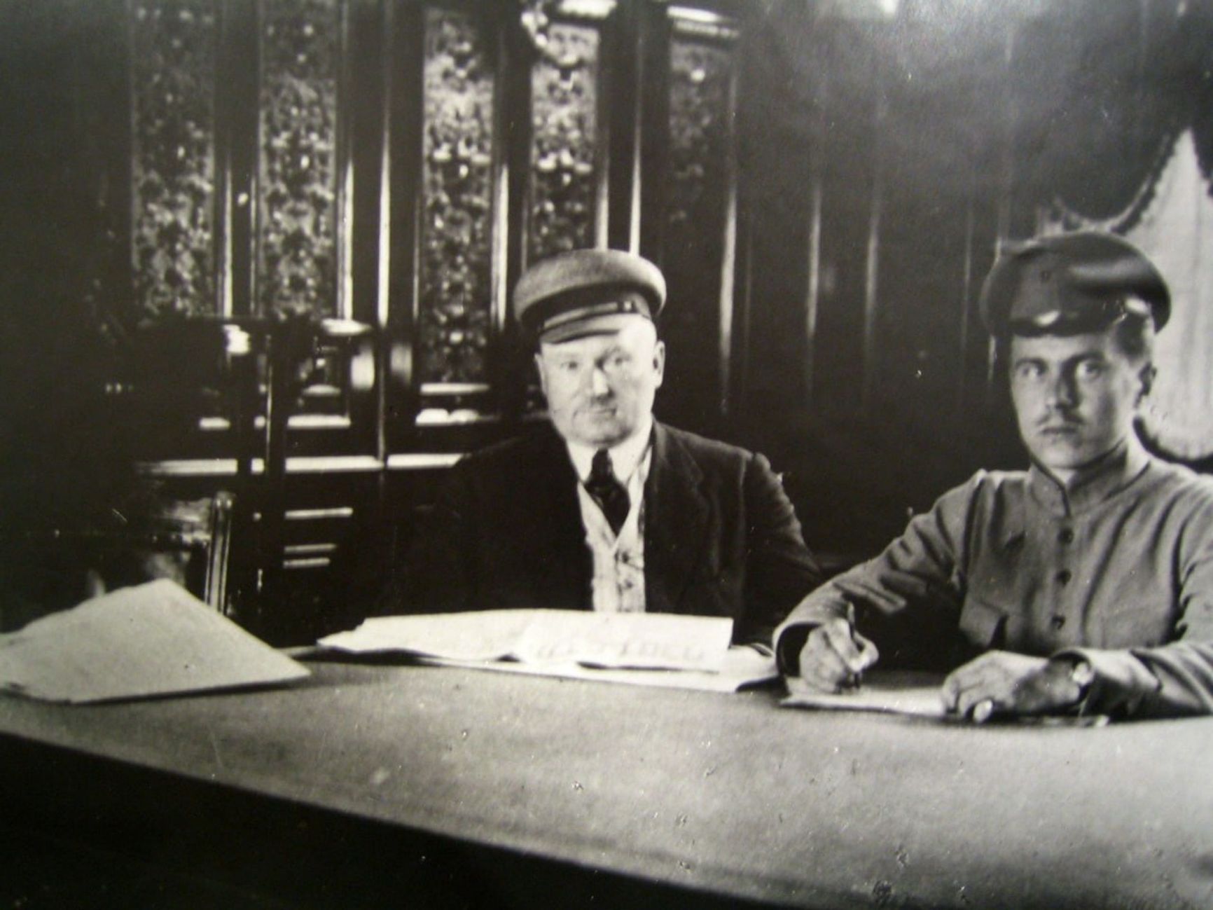 Vatsetis (left) with his aide-de-camp. In 1918, many Red commanders wore civilian clothing— quite convenient in the event of “unforeseen circumstances.”