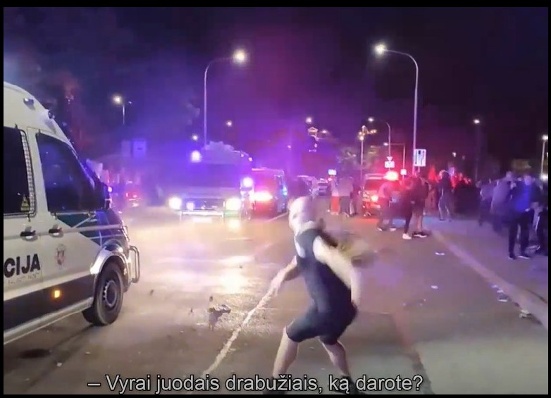 Артур Точилов, сторонник Палецкиса, бросает камни в полицейских на митинге