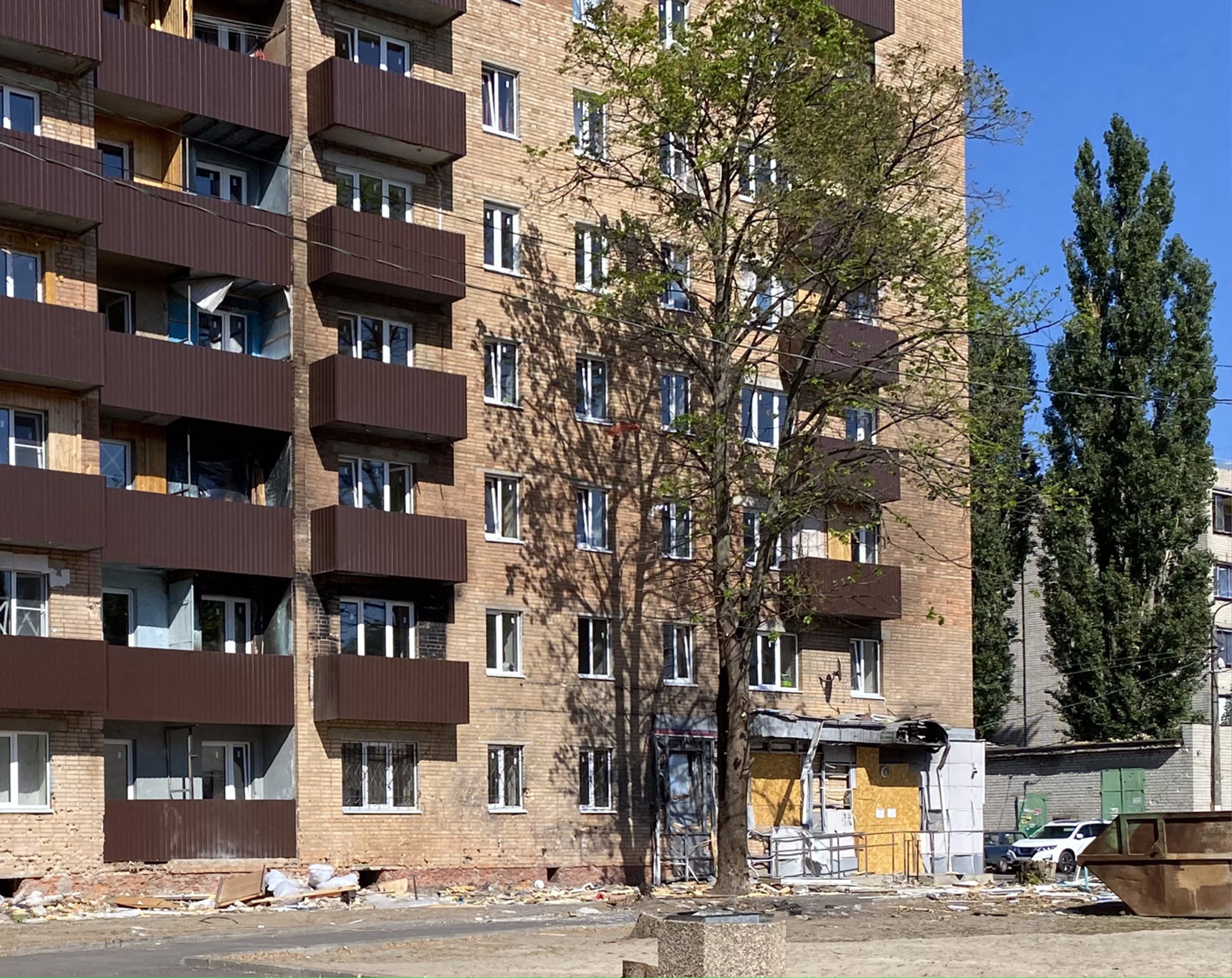 The renovation of balconies on the damaged building on Soyuznaya Street
