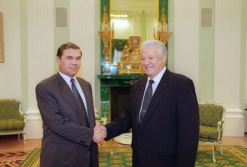 Former army commander Alexander Lebed and Russian President Boris Yeltsin during a meeting in 1996.