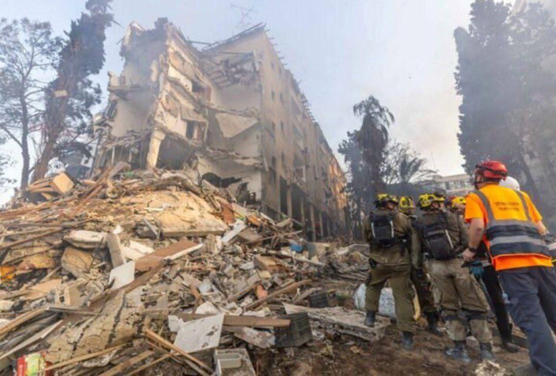 Последствия попадания ракеты в жилой дом в Реховоте