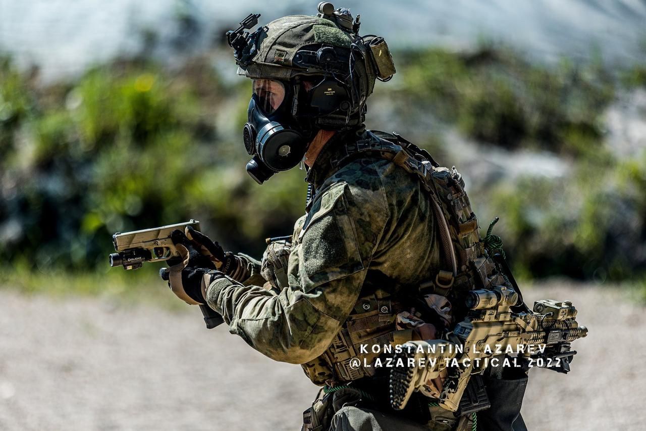 An officer of the Federal Protective Service’s Special Operations Directorate with a Glock pistol at the “Victory Cup” shooting tournament, June 2025