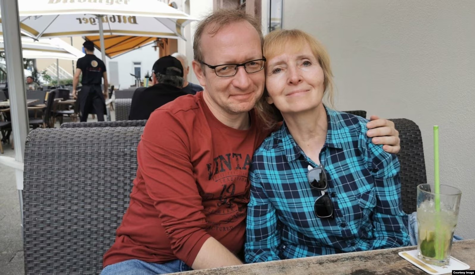 Mikhail Loshchinin with his mother. Photo: Sever.Realii