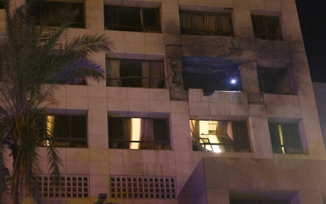 Отель Ramada после удара. Фото: AFP